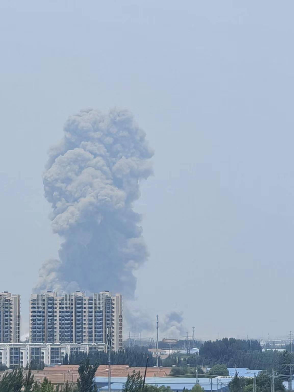 山东高密一化工车间发生爆炸<strong></p>
<p>国际原油期货交易</strong>，一公里外饭店窗户被震碎，当地：现场已疏散完毕，具体情况核实中