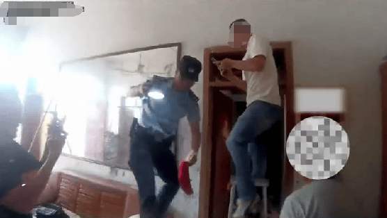 老人用红袜子包裹一万元现金藏在门框上<strong></p>
<p>国际原油期货交易</strong>，一天后不翼而飞，警方破案：偷钱的是老鼠
