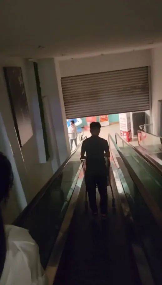 江苏苏州一大润发店员着急下班<strong></p>
<p>美原油平台</strong>，强制关闭载客中电梯！经理致歉：已警告处罚