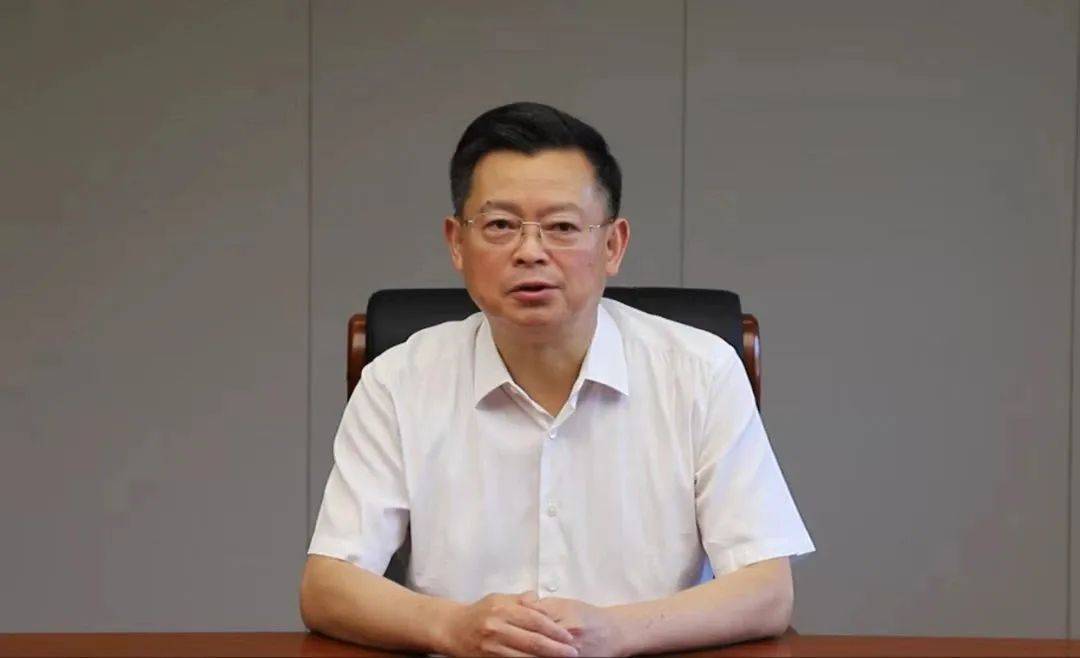国家国防科工局原副局长张建华投案<strong></p>
<p>美原油平台</strong>，今年已有24名中管干部落马