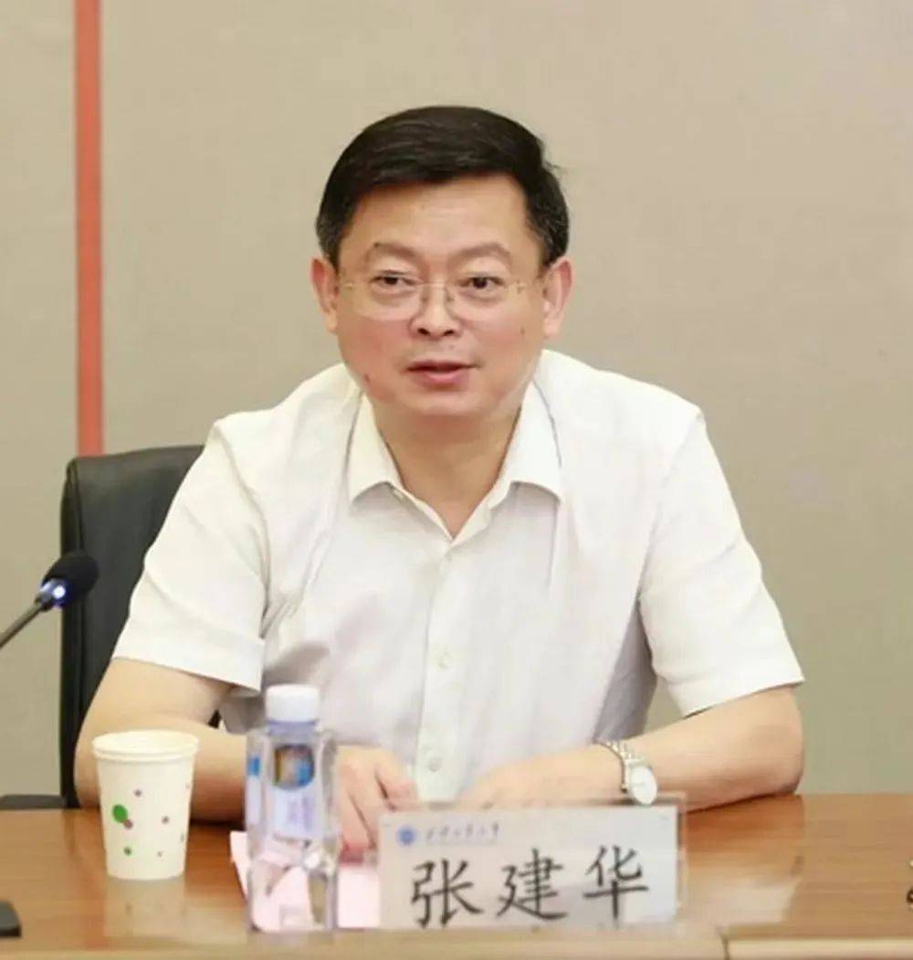 64岁张建华被查<strong></p>
<p>美原油平台</strong>，系今年首个主动投案的中管干部，曾长期在国防科工系统工作