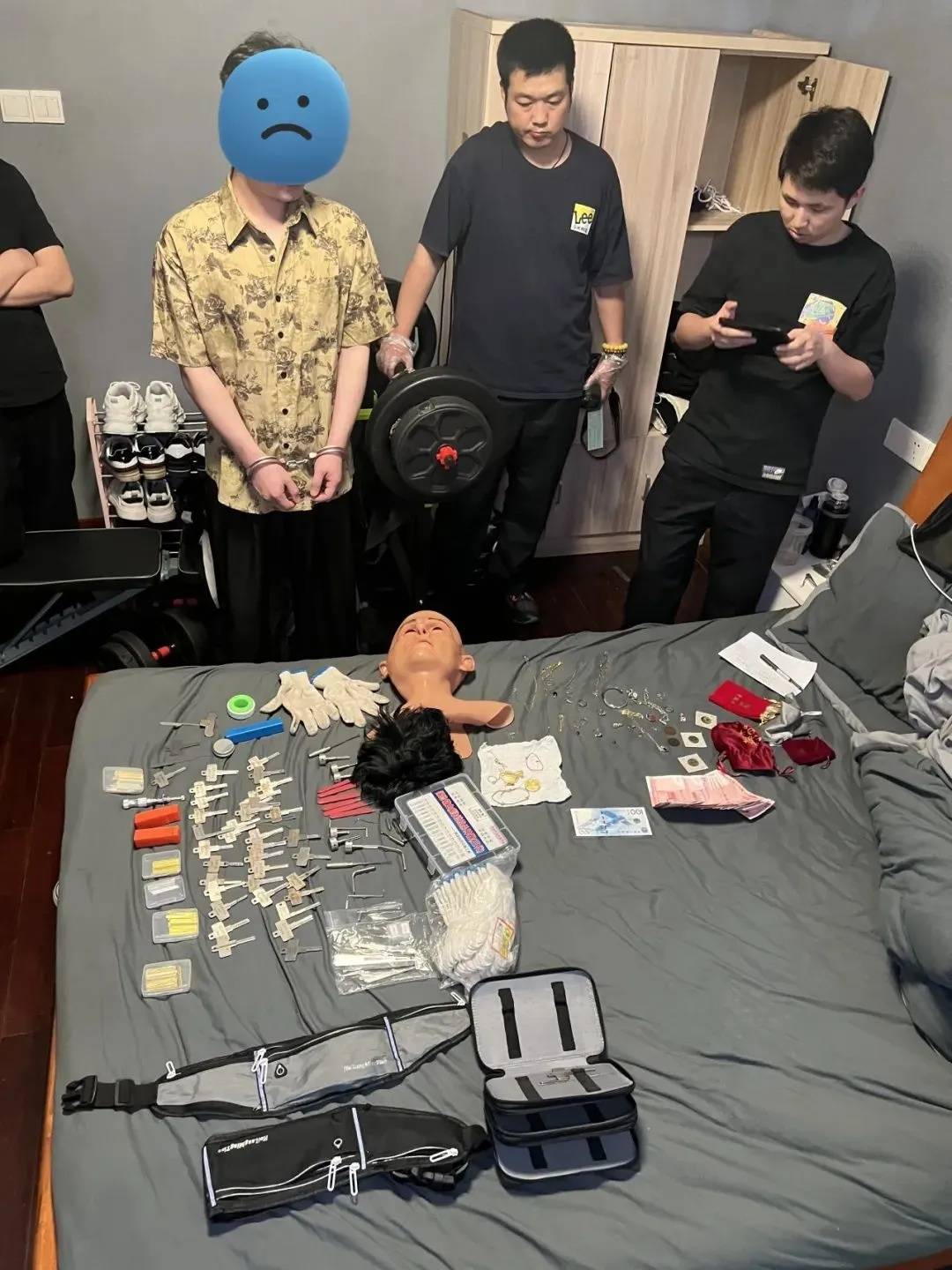 江苏一男子戴仿真“人皮”面具入室盗窃<strong></p>
<p>mt4原油</strong>，流窜多个小区作案，涉案金额达15万余元