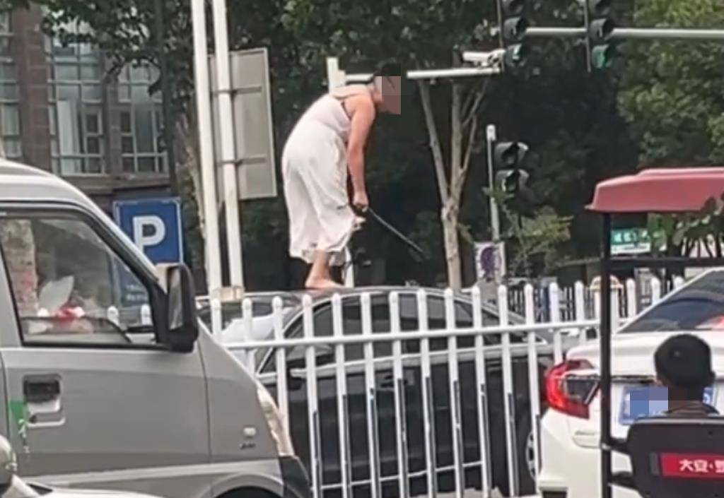 女子持械当街打砸多辆轿车<strong></p>
<p>中原油田劳务工</strong>，被顶在挡风玻璃上前行，当地：女子当场被控制，警方介入调查