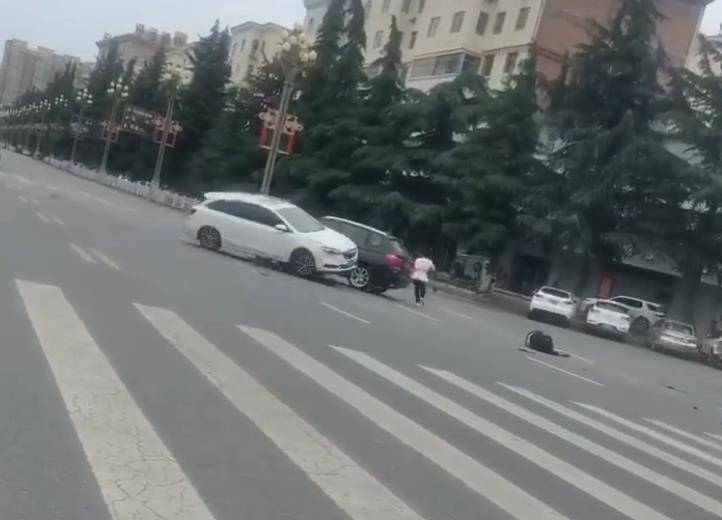 宝鸡一社区女书记当街开车追撵女子撞上电瓶车：两名女子被警方控制<strong></p>
<p>原油交易规则</strong>，两名伤者在医院治疗