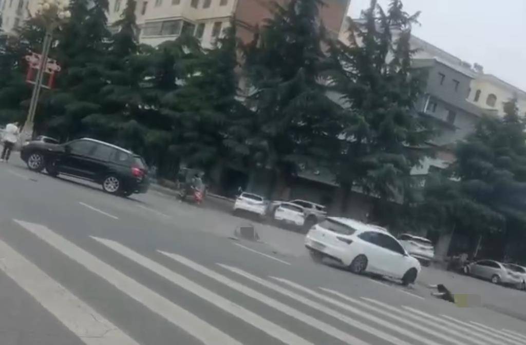 宝鸡一社区女书记当街开车追撵女子撞上电瓶车：两名女子被警方控制<strong></p>
<p>原油交易规则</strong>，两名伤者在医院治疗