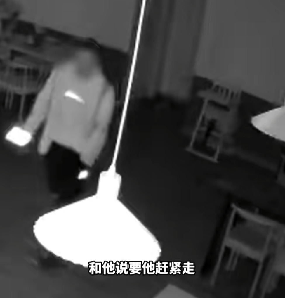 第一次见面就表白！被拒绝后男子凌晨3点狂敲女生房门<strong></p>
<p>原油交易规则</strong>，随后拿出工具撬锁……