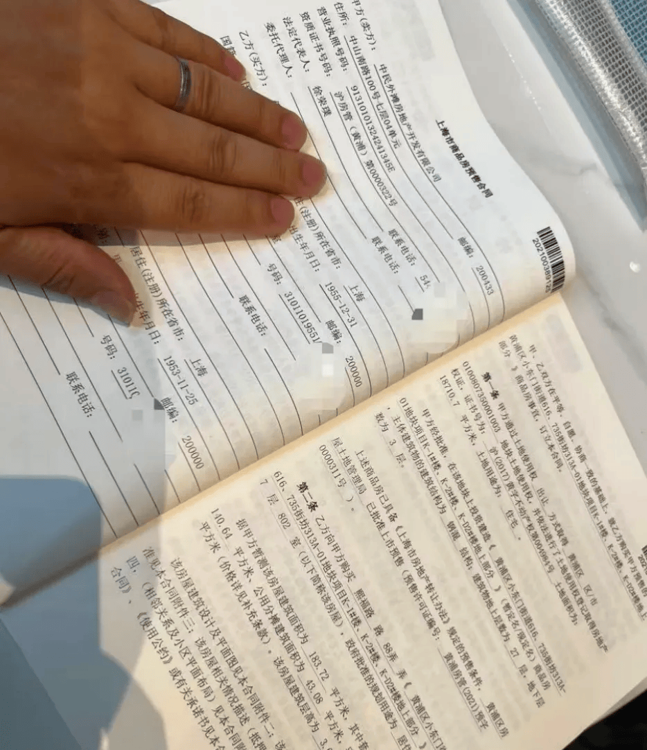 女子4年前借贷900万元<strong></p>
<p>投资现货原油</strong>，拿下上海3000万元的豪宅，交房近2年仍未办下不动产权证！竟是因开发商欠税？公司最新回应来了