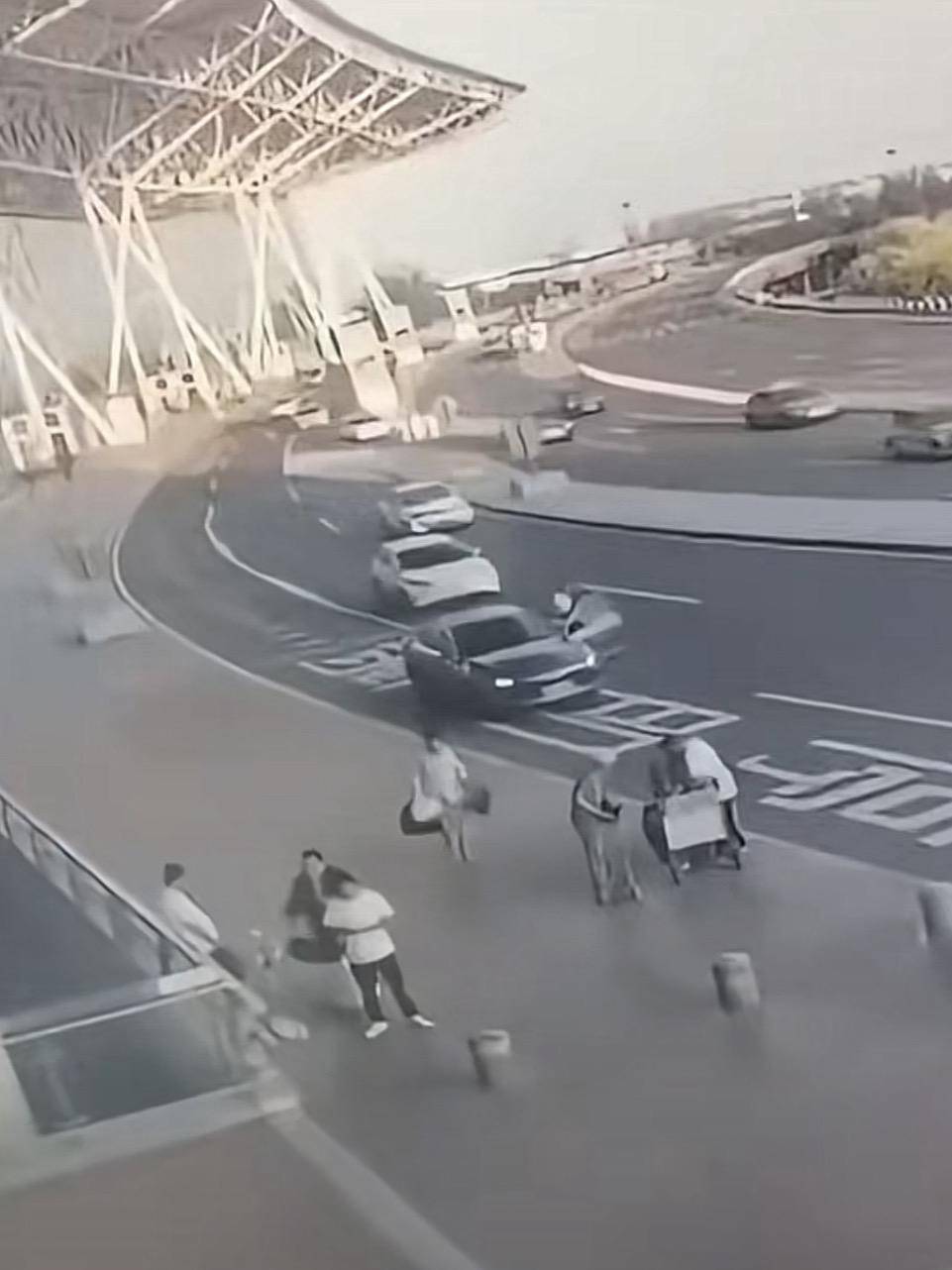 天津滨海机场一司机开门下车被相邻车道来车撞倒<strong></p>
<p>投资现货原油</strong>，车门脱落 交警正调查，律师分析