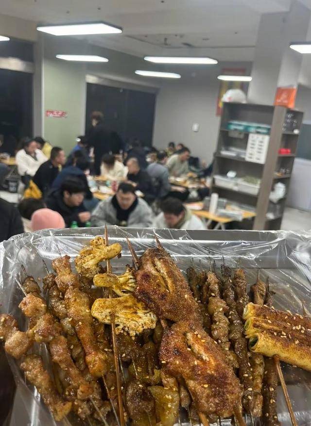 常州一烧烤店花10万赞助苏超<strong></p>
<p>原油油品</strong>，因系唯一个体赞助商爆火，附近商户：之前生意一直好