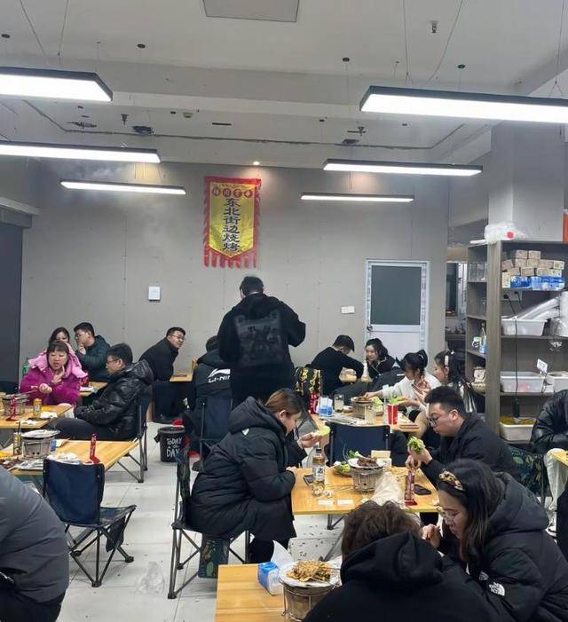 常州一烧烤店花10万赞助苏超<strong></p>
<p>原油油品</strong>，因系唯一个体赞助商爆火，附近商户：之前生意一直好