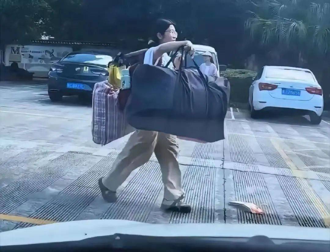 扁担女孩高考成绩出炉<strong></p>
<p>抢原油</strong>，班主任：班级高考成绩好于预期