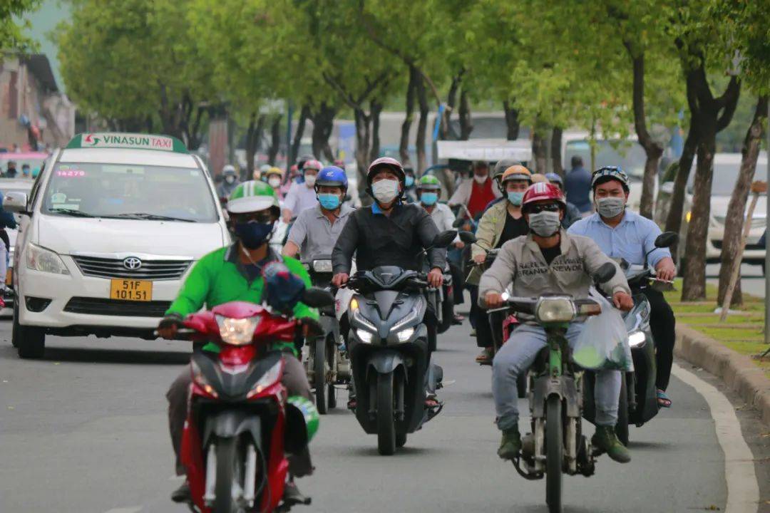 再有钱的北京白领<strong></p>
<p>抢原油</strong>，也得穿“电驴套装”