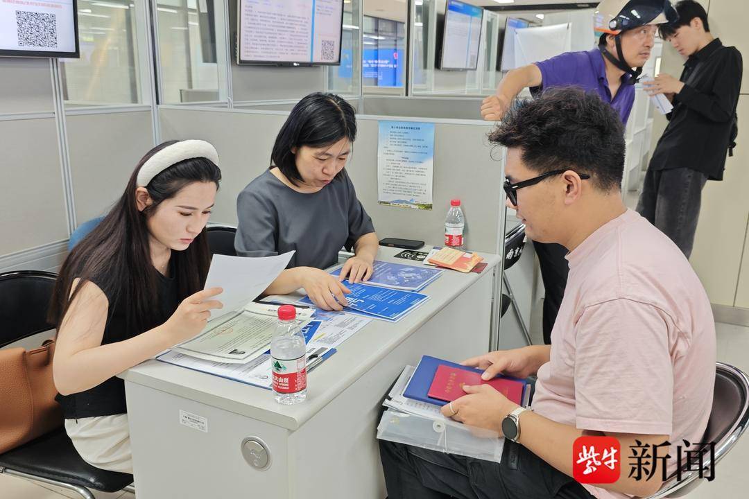 25岁小伙带一沓证书应聘！南京高校毕业生招聘会火爆<strong></p>
<p>抢原油</strong>，HR：这样的简历很加分