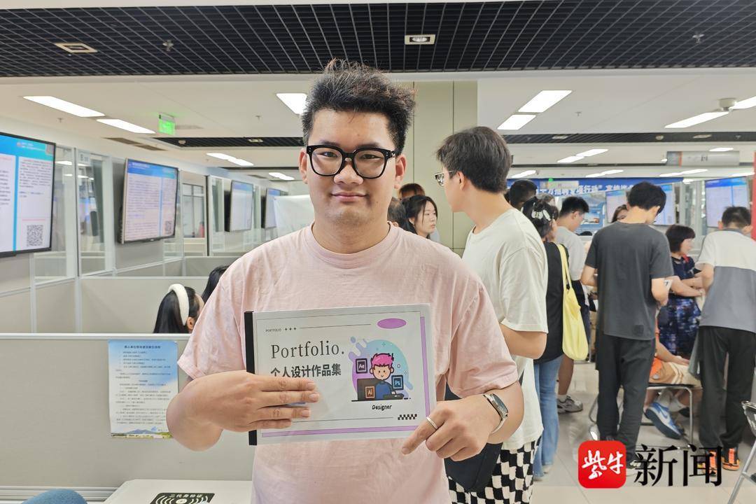 25岁小伙带一沓证书应聘！南京高校毕业生招聘会火爆<strong></p>
<p>抢原油</strong>，HR：这样的简历很加分