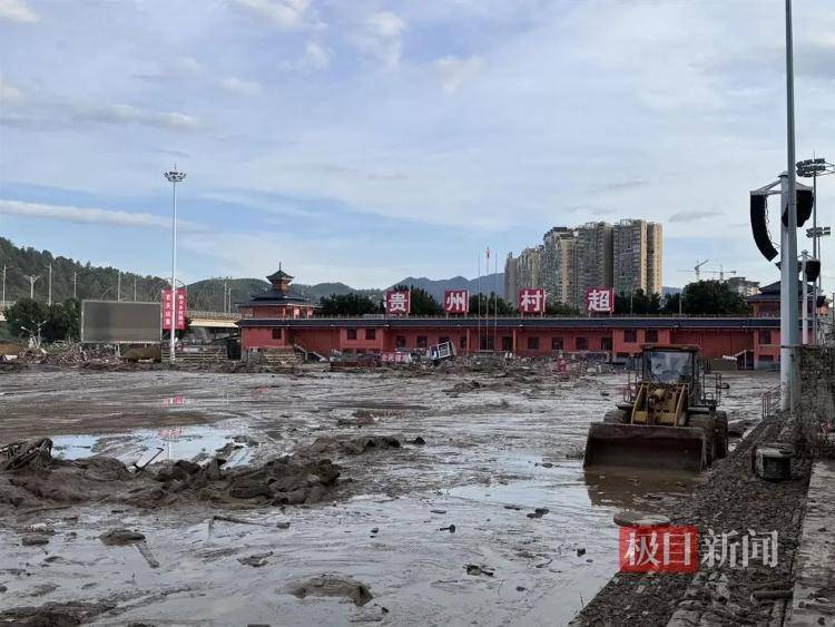 实探贵州榕江洪灾：大水退去村超球场正清淤<strong></p>
<p>抢原油</strong>，球迷称没比赛看像失恋