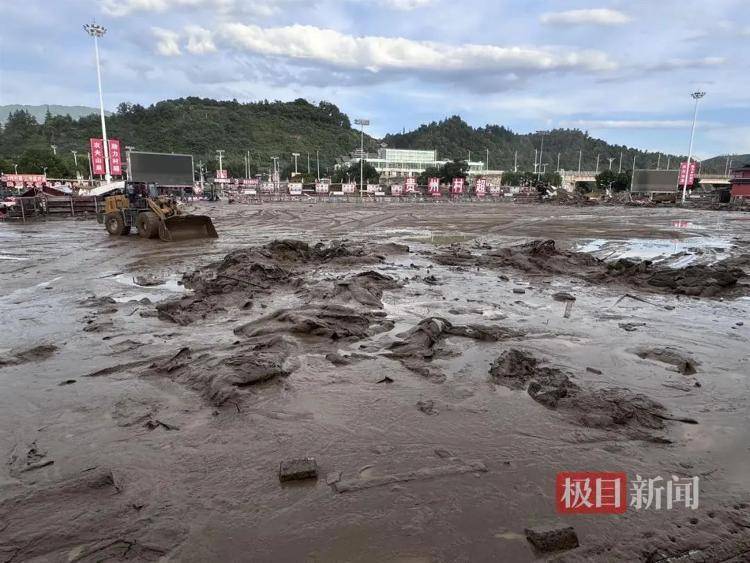 实探贵州榕江洪灾：大水退去村超球场正清淤<strong></p>
<p>抢原油</strong>，球迷称没比赛看像失恋