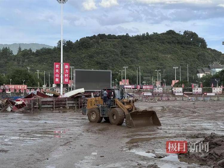实探贵州榕江洪灾：大水退去村超球场正清淤<strong></p>
<p>抢原油</strong>，球迷称没比赛看像失恋