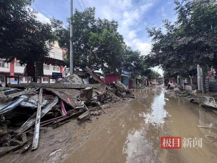 实探贵州榕江洪灾：大水退去村超球场正清淤<strong></p>
<p>抢原油</strong>，球迷称没比赛看像失恋