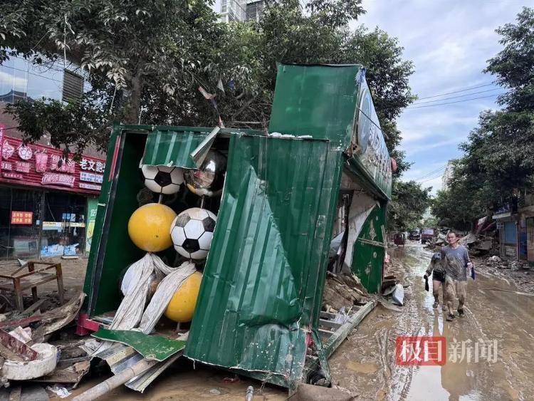 实探贵州榕江洪灾：大水退去村超球场正清淤<strong></p>
<p>抢原油</strong>，球迷称没比赛看像失恋