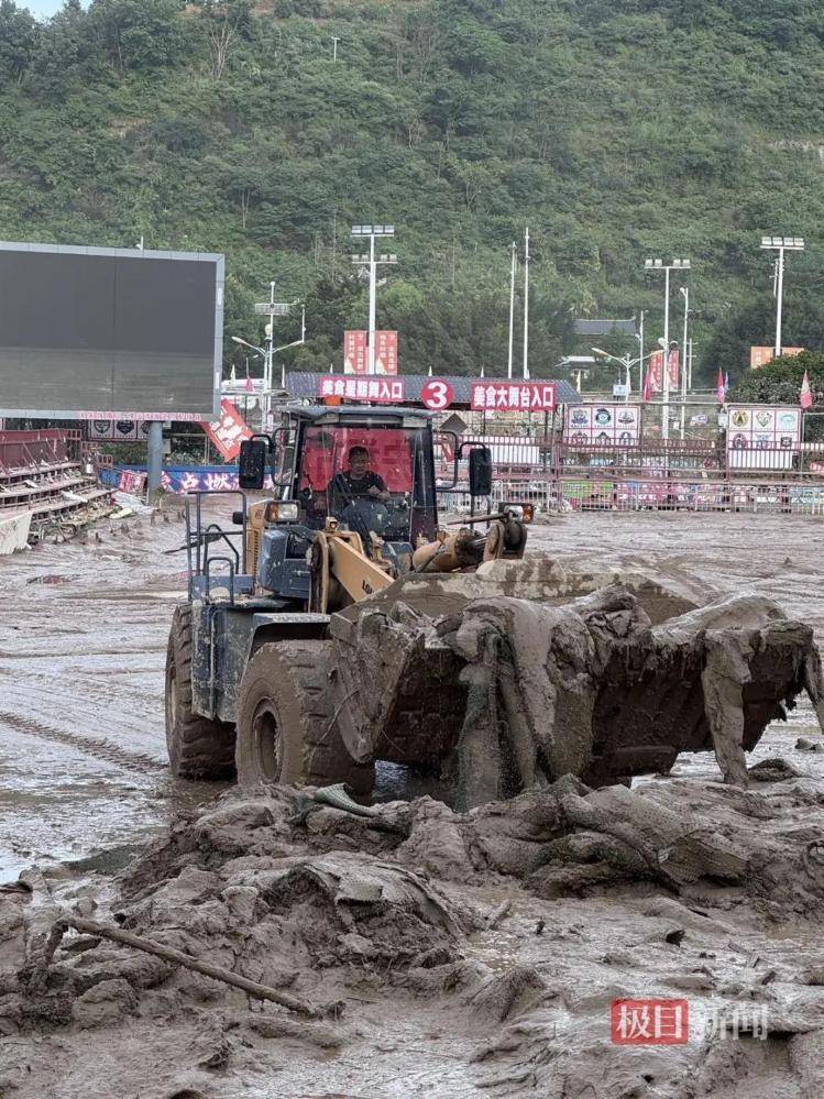 实探贵州榕江洪灾：大水退去村超球场正清淤<strong></p>
<p>抢原油</strong>，球迷称没比赛看像失恋
