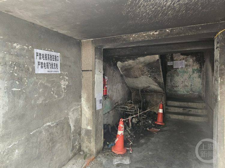 成都一小区电瓶车楼道“飞线充电”酿火灾<strong></p>
<p>原油为何暴跌</strong>，一家四口1死2伤，涉事车主被刑拘
