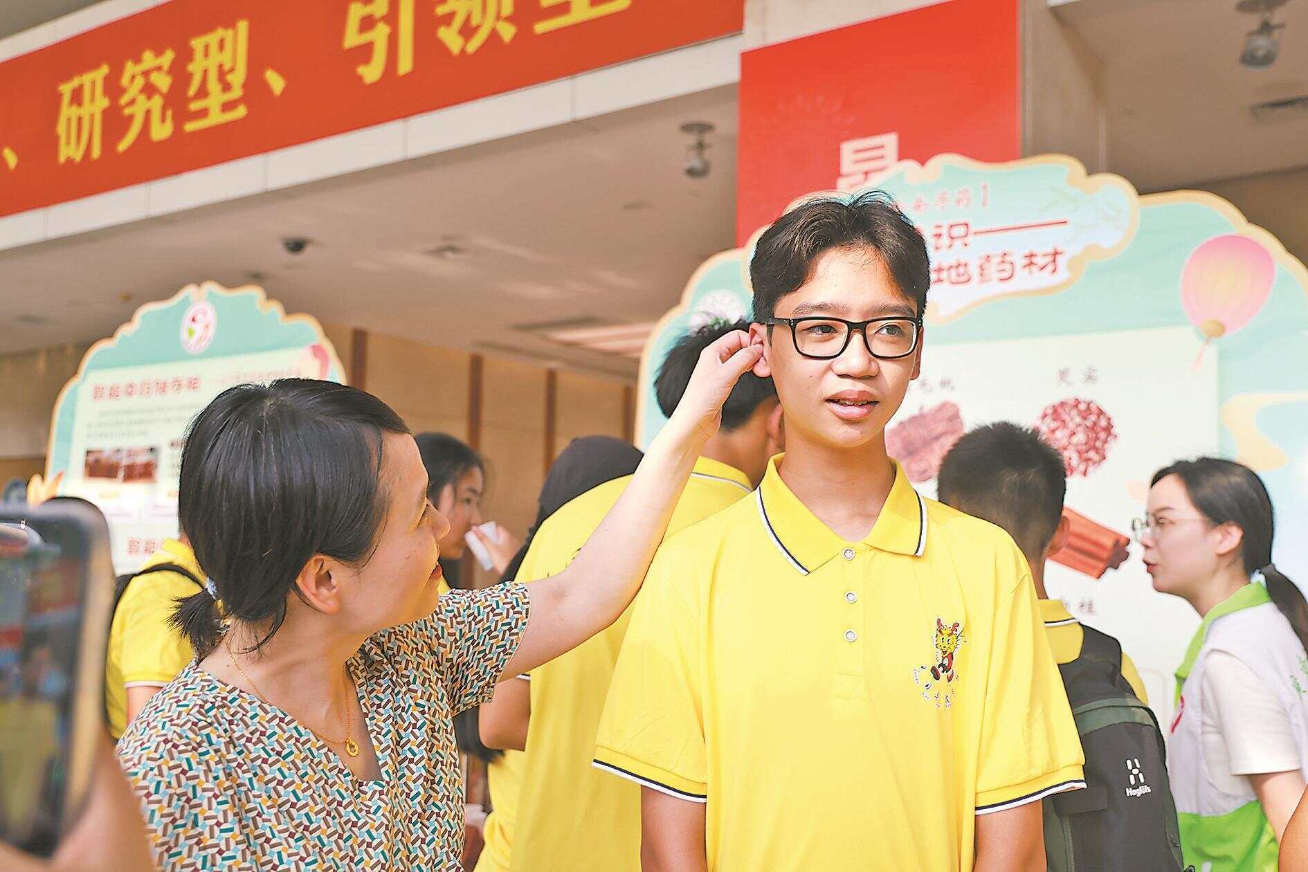 6年后<strong></p>
<p>原油为何暴跌</strong>，14岁印尼男孩一眼认出当年为他治病的中医