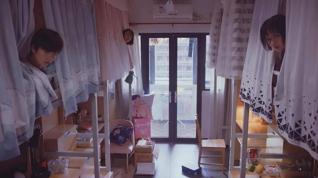“在走廊偶遇都会尴尬”<strong></p>
<p>原油笔</strong>，00后大学舍友咋成了最熟悉的陌生人