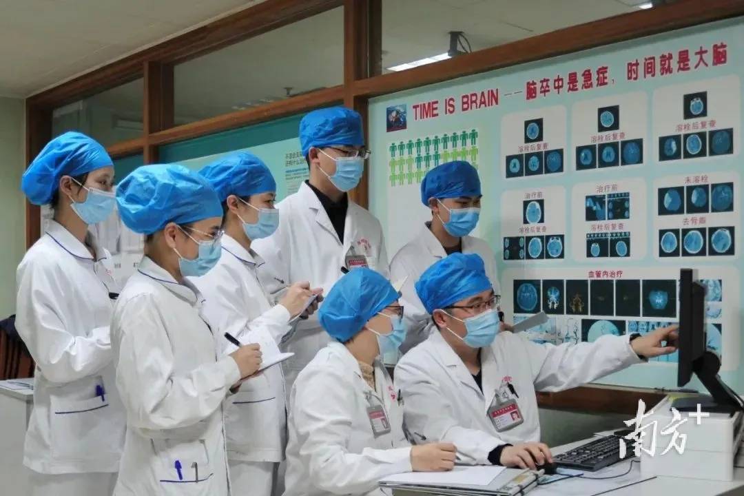 男子CT检查室突发脑梗、心跳骤停<strong></p>
<p>原油的杠杆</strong>，厚街医院成功抢救