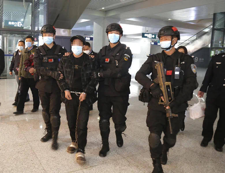 “男子强奸嫂嫂出狱后又刺死见义勇为者”案二审<strong></p>
<p>清原油</strong>，择日宣判 警方曾披露抓捕过程等诸多细节