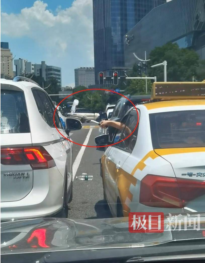 汉口街头发生不和谐一幕：白色汽车有人向出租车泼水<strong></p>
<p>原油生产</strong>，的哥挥舞甩棍击破白车玻璃……