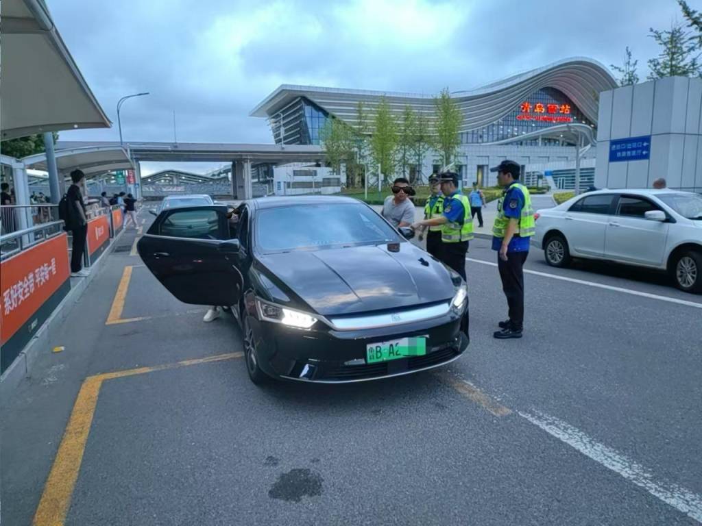车不动计价器还在“跑”<strong></p>
<p>原油生产</strong>，青岛一辆出租车安装“跑得快”被查处