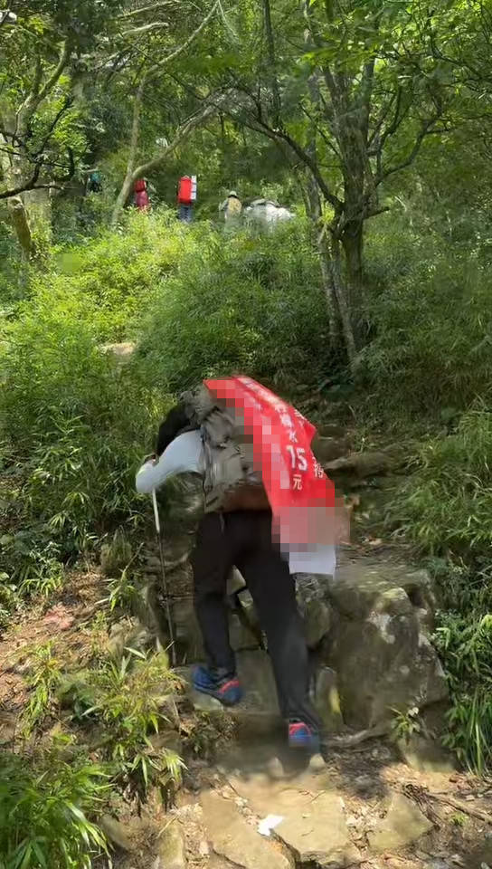 湖南一男子背40公斤蜜雪冰城上武功山售卖<strong></p>
<p>原油与下跌</strong>，当事人：收入不多纯体验，当负重训练