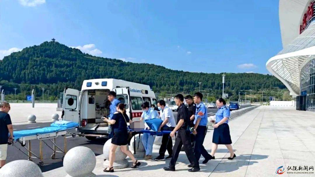 11岁男孩赶火车到成都走亲戚<strong></p>
<p>原油外盘开户</strong>，晕倒在站台！工作人员：被诊断为热射病，已脱险