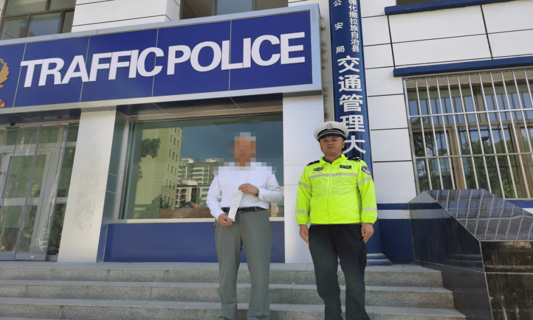 惊险<strong></p>
<p>原油外盘开户</strong>！青海一女童竟端坐在行驶中的轿车车顶！
