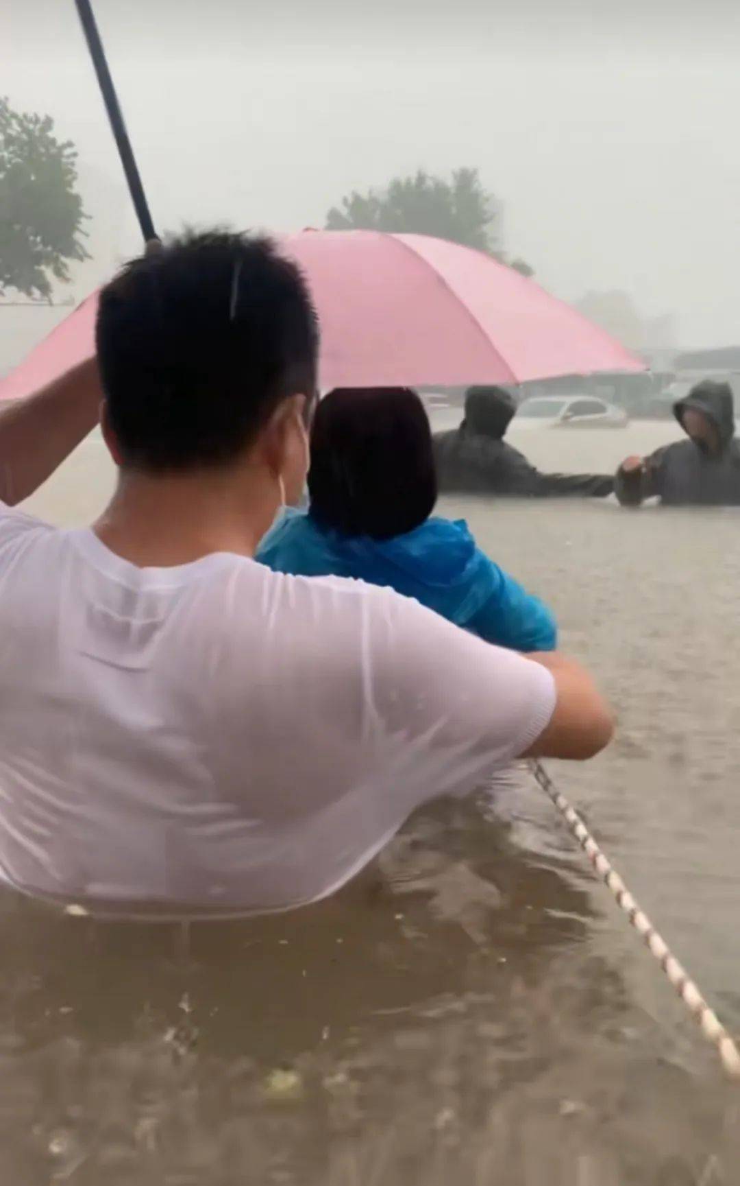 郑州暴雨致京广路隧道被淹<strong></p>
<p>美国原油暴跌</strong>，亲历者：车是飘起来的，很害怕，有人爬梯子离开 2021年也曾淹没多台车辆