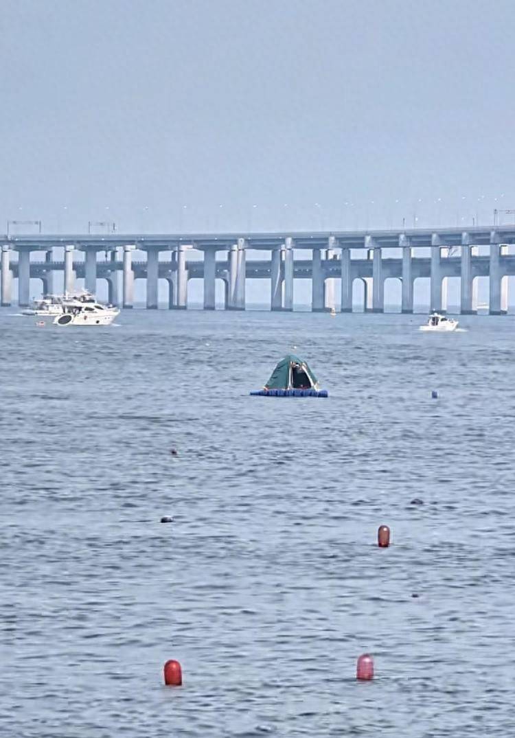 游客在海面搭建移动帐篷露营<strong></p>
<p>原油2014</strong>，大连海警：不违规，但需注意安全