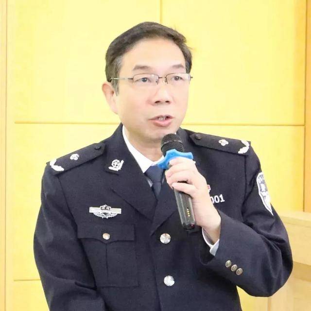 黄文墙<strong></p>
<p>原油与汽油</strong>，任上被查