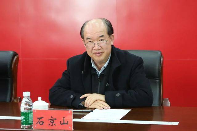 首席科学家石京山<strong></p>
<p>原油与汽油</strong>，搞权色交易、赌博，被开除党籍，取消待遇