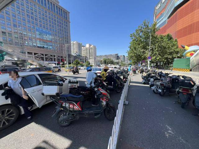 朝阳大悦城外<strong></p>
<p>非农原油</strong>，一连四个禁停标志都没用，就在这儿停车……