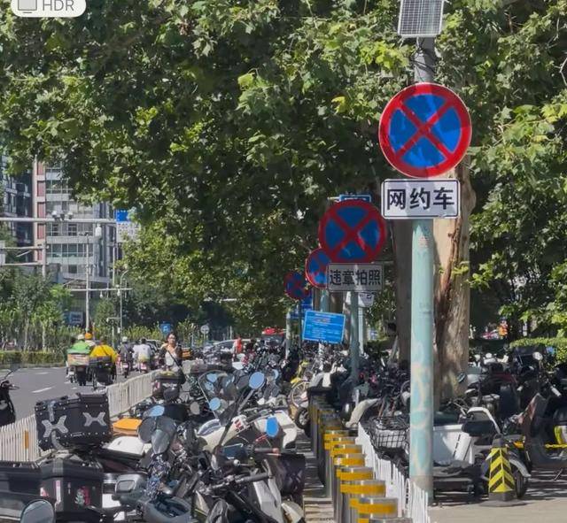 朝阳大悦城外<strong></p>
<p>非农原油</strong>，一连四个禁停标志都没用，就在这儿停车……