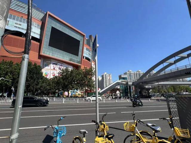 朝阳大悦城外<strong></p>
<p>非农原油</strong>，一连四个禁停标志都没用，就在这儿停车……