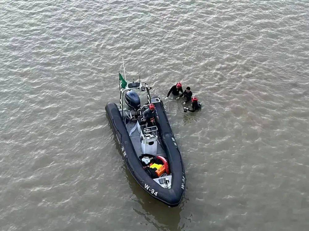 36岁内地男子靠“水下推进器”偷渡至澳门<strong></p>
<p>国际原油价格表</strong>，被海关抓个正着，获刑4个月