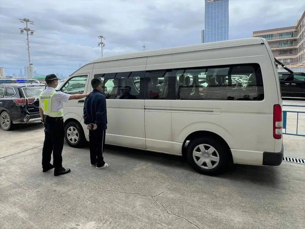 36岁内地男子靠“水下推进器”偷渡至澳门<strong></p>
<p>国际原油价格表</strong>，被海关抓个正着，获刑4个月