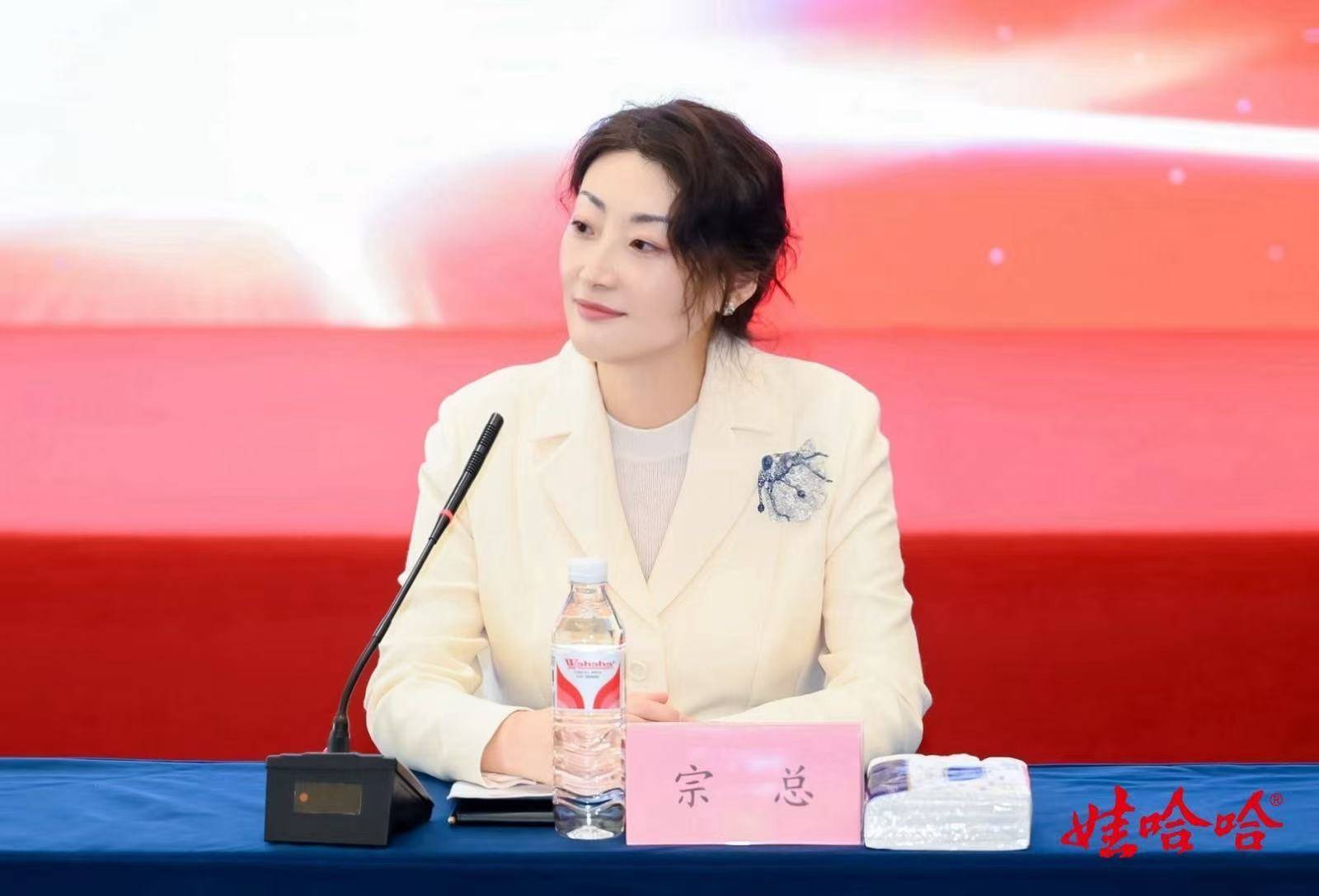商业头条No.89 | 专访宗馥莉：做一个“追赶者”<strong></p>
<p>美原油外盘</strong>，不急于证明自己