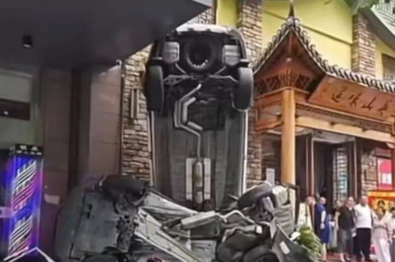 车辆失控驶入路边停车位致1死2伤<strong></p>
<p>原油期货</strong>，警方通报