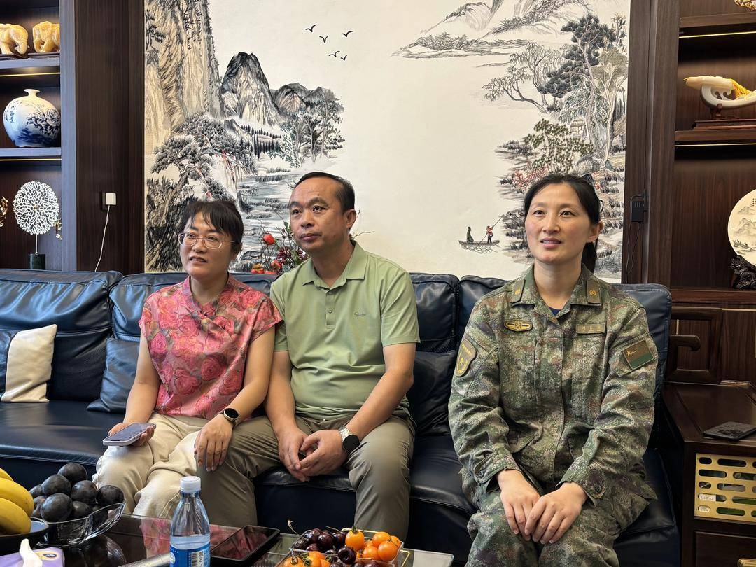 抗战胜利80周年大阅兵民兵方阵<strong></p>
<p>加工原油</strong>，有两名女生来自无锡地区