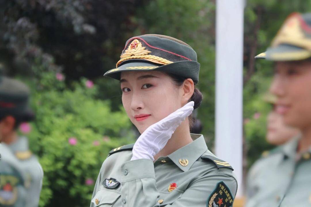 英姿飒爽！四川高校大四女生<strong></p>
<p>海峡原油</strong>，亮相九三阅兵方队