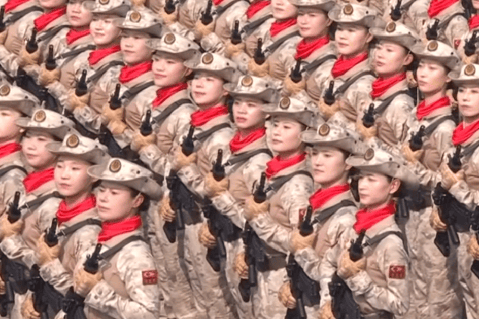 “民兵方队中一眼就认出了她<strong></p>
<p>海峡原油</strong>，我们的陈老师！”