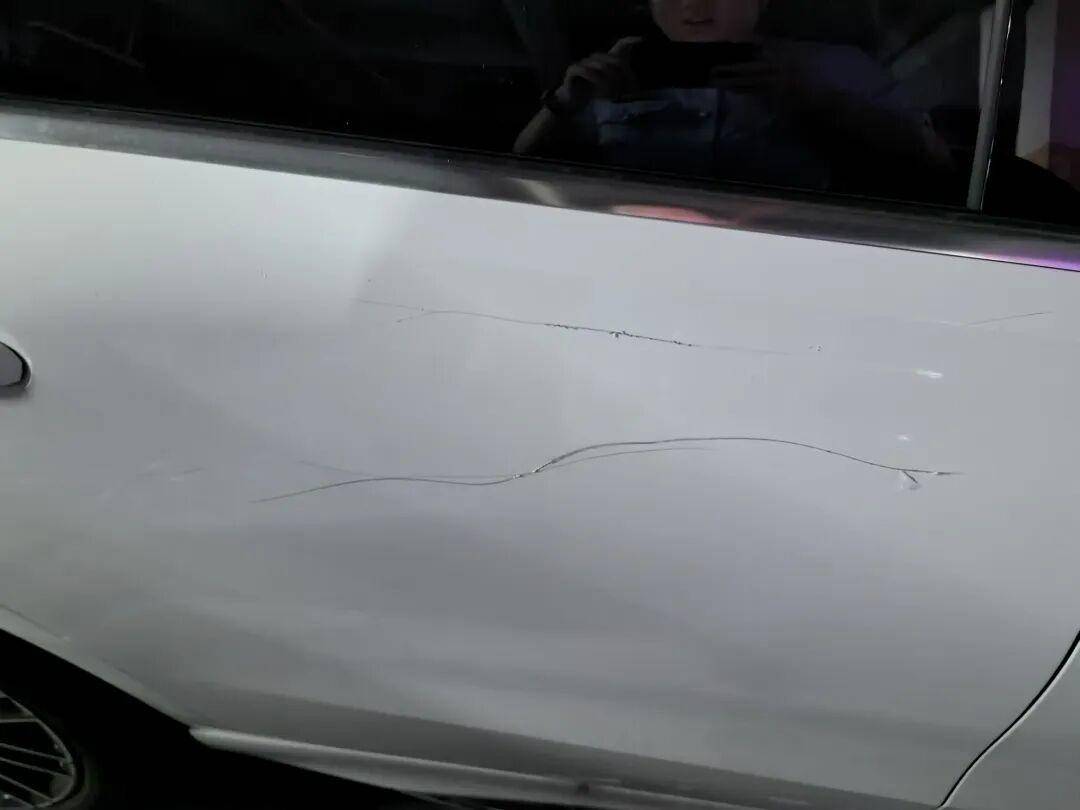 女子用铁片将邻居奔驰车划开数个口子<strong></p>
<p>真原油</strong>,被采取刑事强制措施 双方曾因车门磕碰发生口角