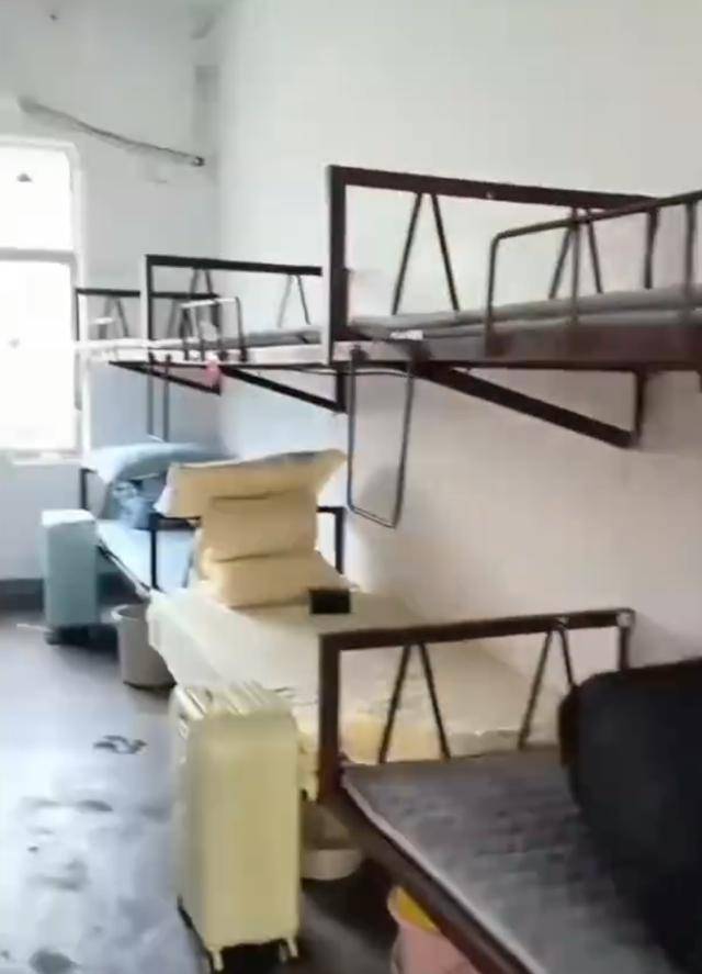 湖南一学生宿舍床铺仅用三角铁和螺丝固定<strong></p>
<p>真原油</strong>，学校回应